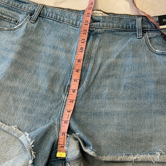 Abercrombie & Fitch NWT women's The 4" Mom Short Curve Love Size 36/22 High Rise - Picture 10 of 14